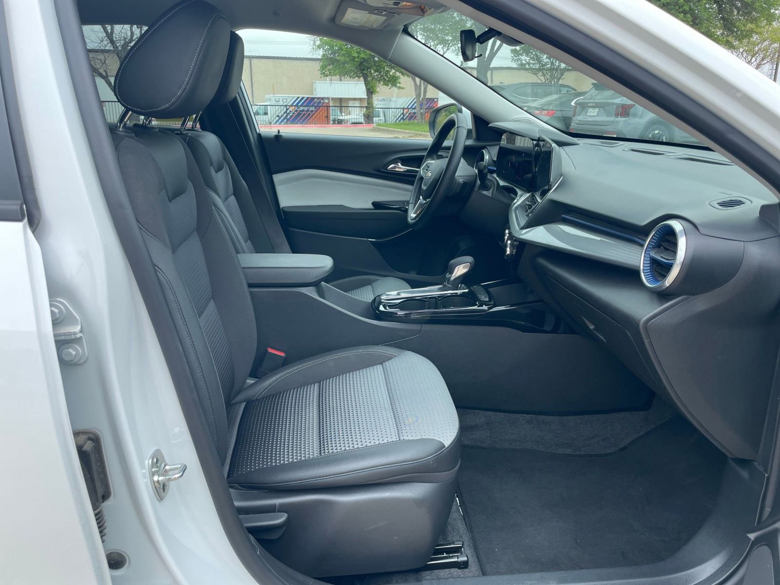 Used 2025 Chevrolet Trax LT w/ LT Convenience Package FWD image 39