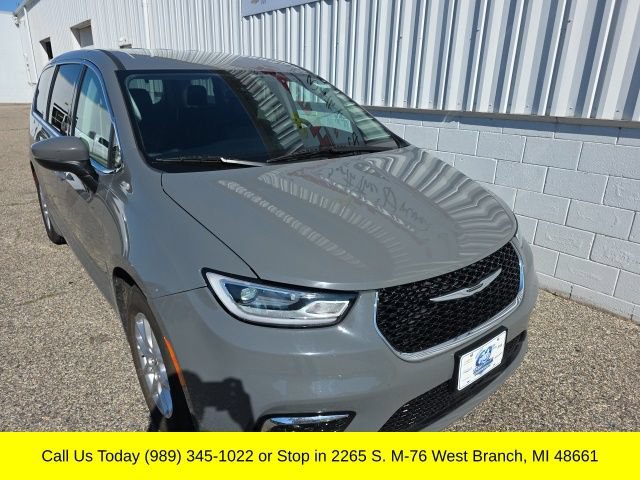 Used 2023 Chrysler Pacifica Touring-L FWD image 7