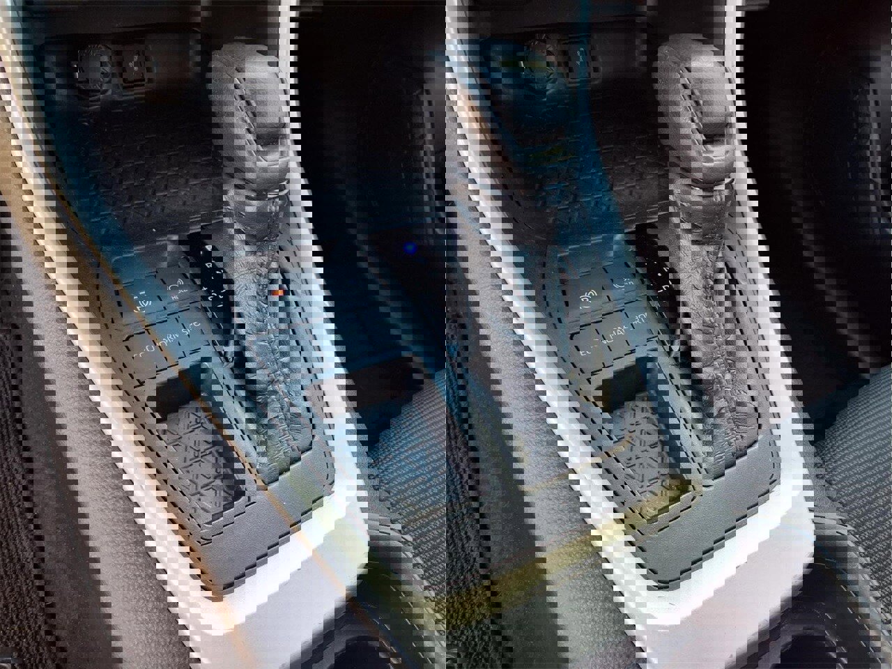 Used 2020 Toyota RAV4 LE image 21