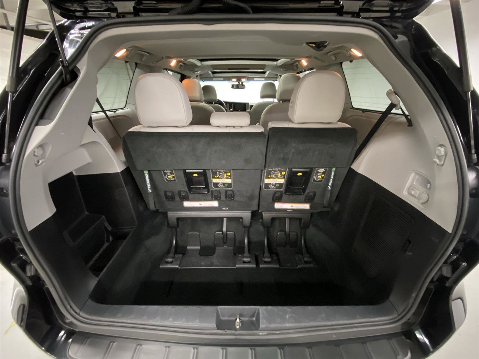 Used 2017 Toyota Sienna Limited Premium image 25