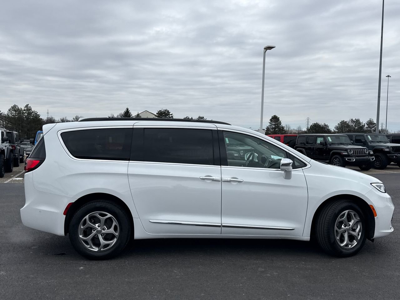 Used 2022 Chrysler Pacifica Limited image 2
