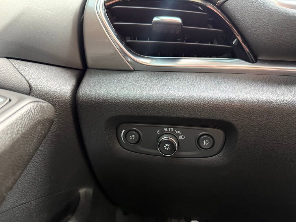 Used 2021 Chevrolet Traverse LT FWD image 12