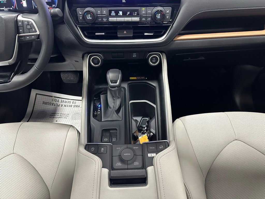 Used 2025 Toyota Grand Highlander AWD image 38