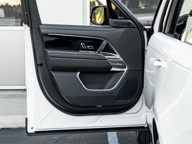 Used 2024 Land Rover Range Rover SE image 12