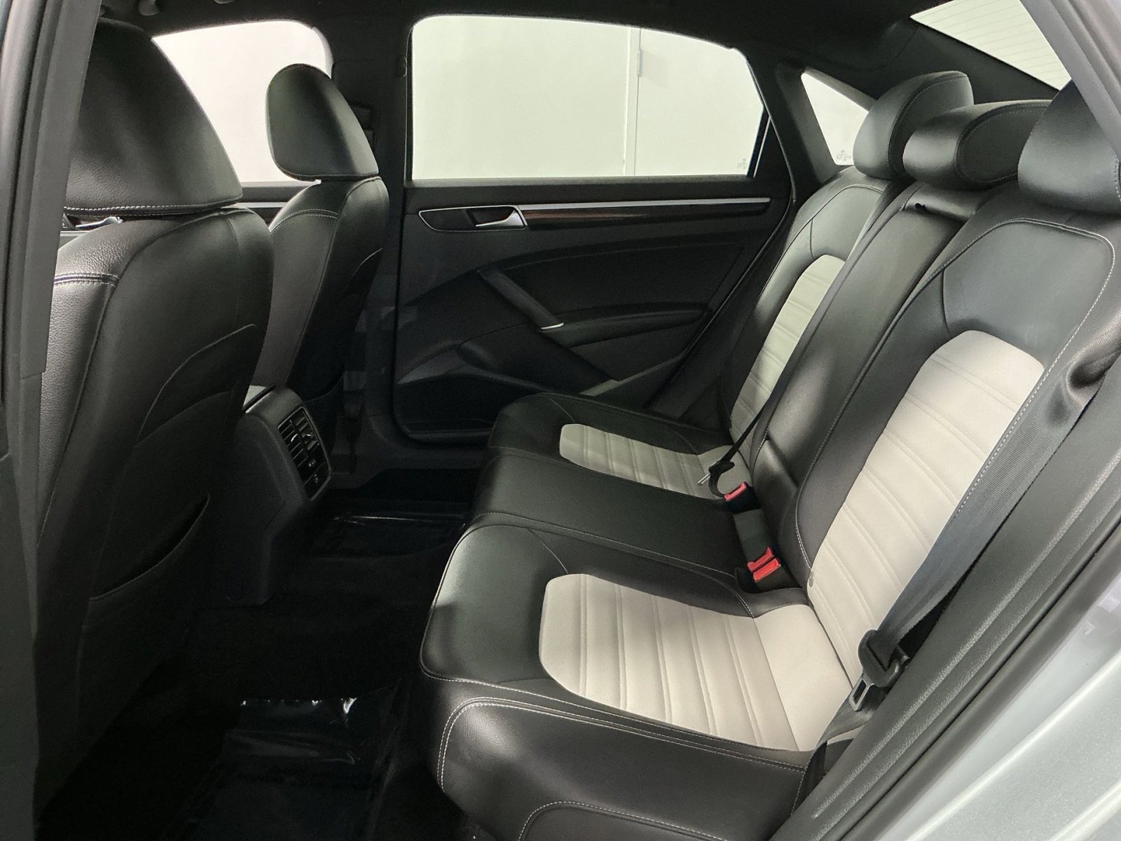 Used 2018 Volkswagen Passat 3.6 FWD image 24