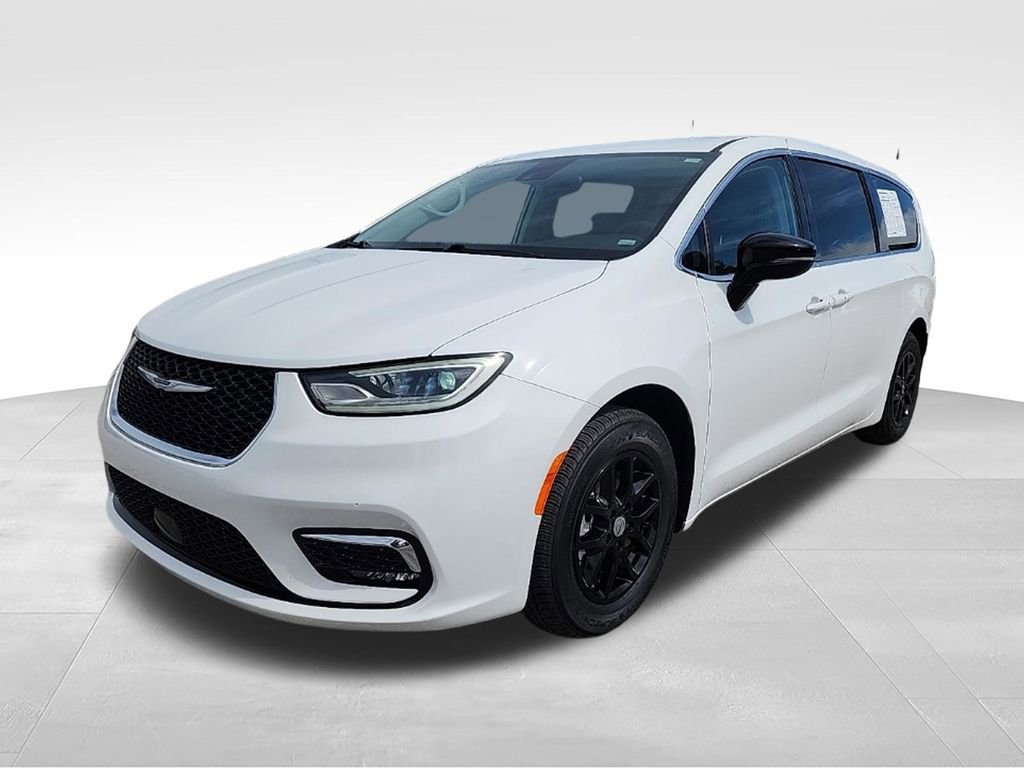 Used 2024 Chrysler Pacifica Touring-L FWD image 4