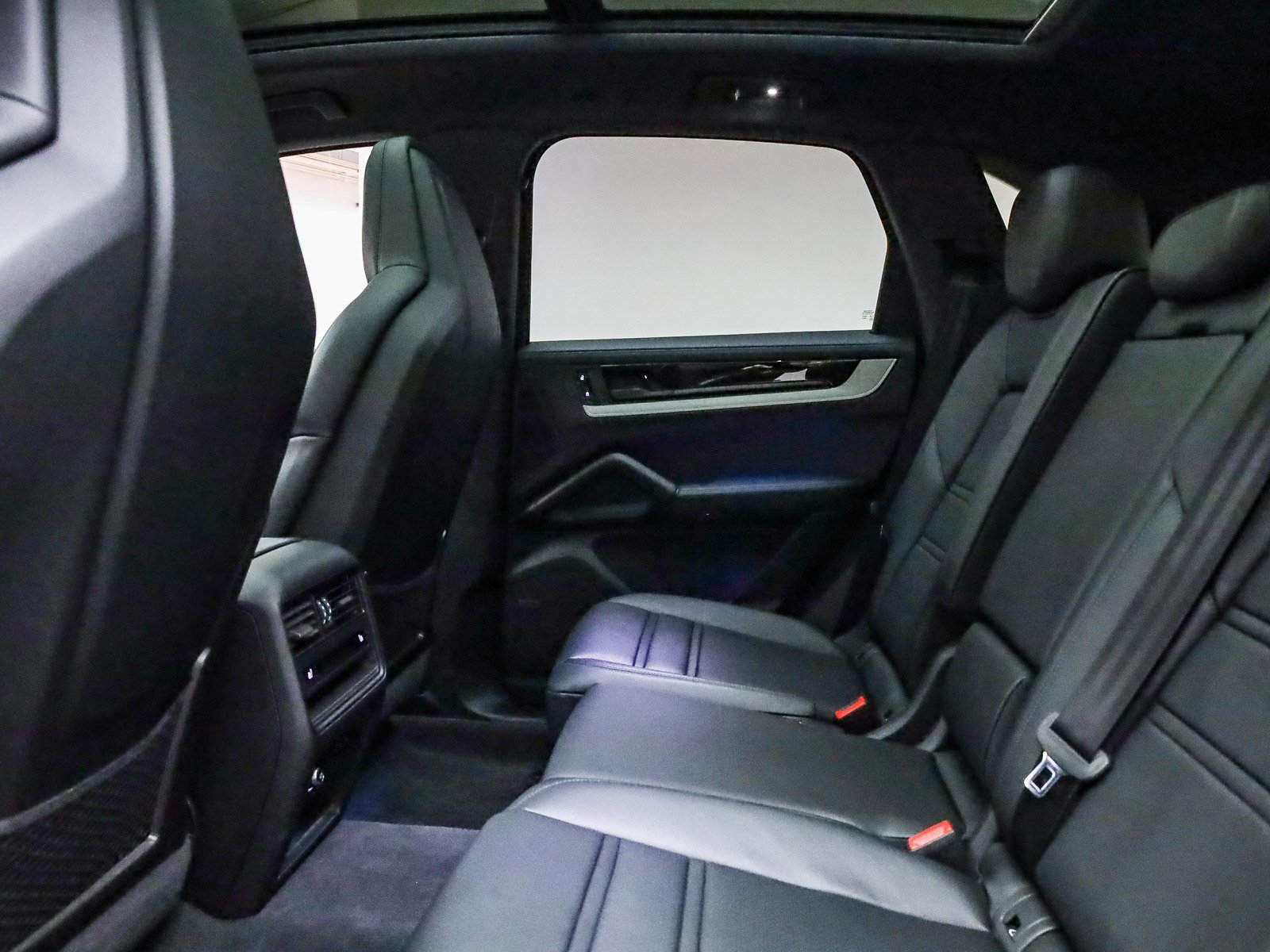 Used 2025 Porsche Cayenne E-Hybrid image 24