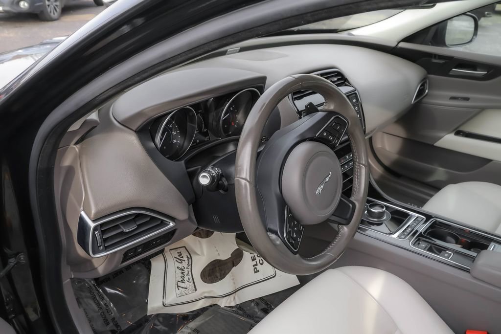 Used 2018 Jaguar XE Premium image 14