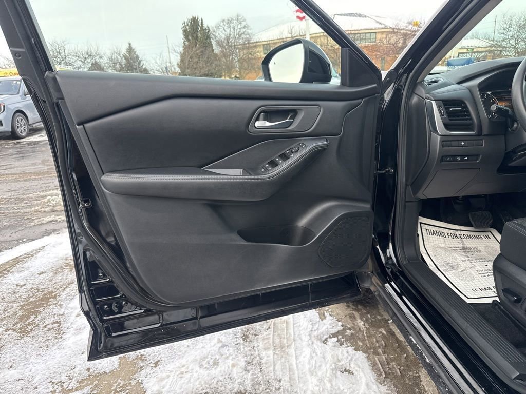 Used 2024 Nissan Rogue SV image 15