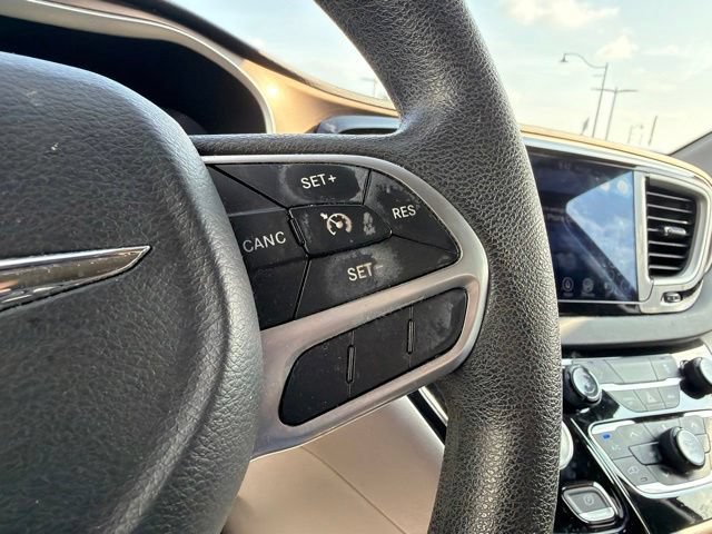 Used 2017 Chrysler Pacifica Touring FWD image 30