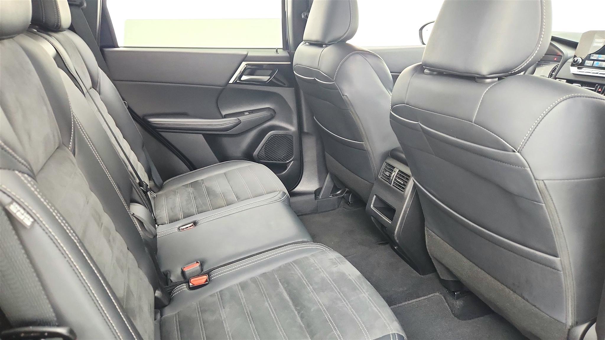 Used 2024 Mitsubishi Outlander FWD image 35