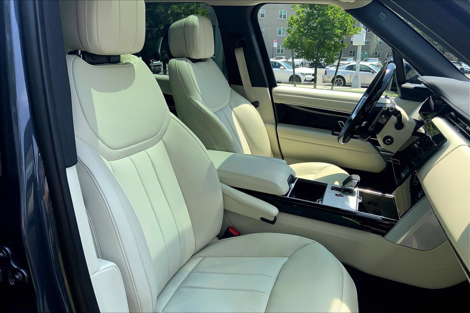 Certified 2025 Land Rover Range Rover SE AWD/4WD image 8