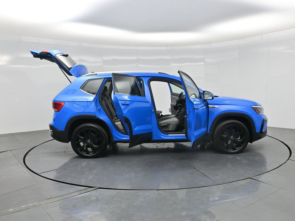 Used 2023 Volkswagen Taos SE w/ Panoramic Sunroof Package FWD image 3