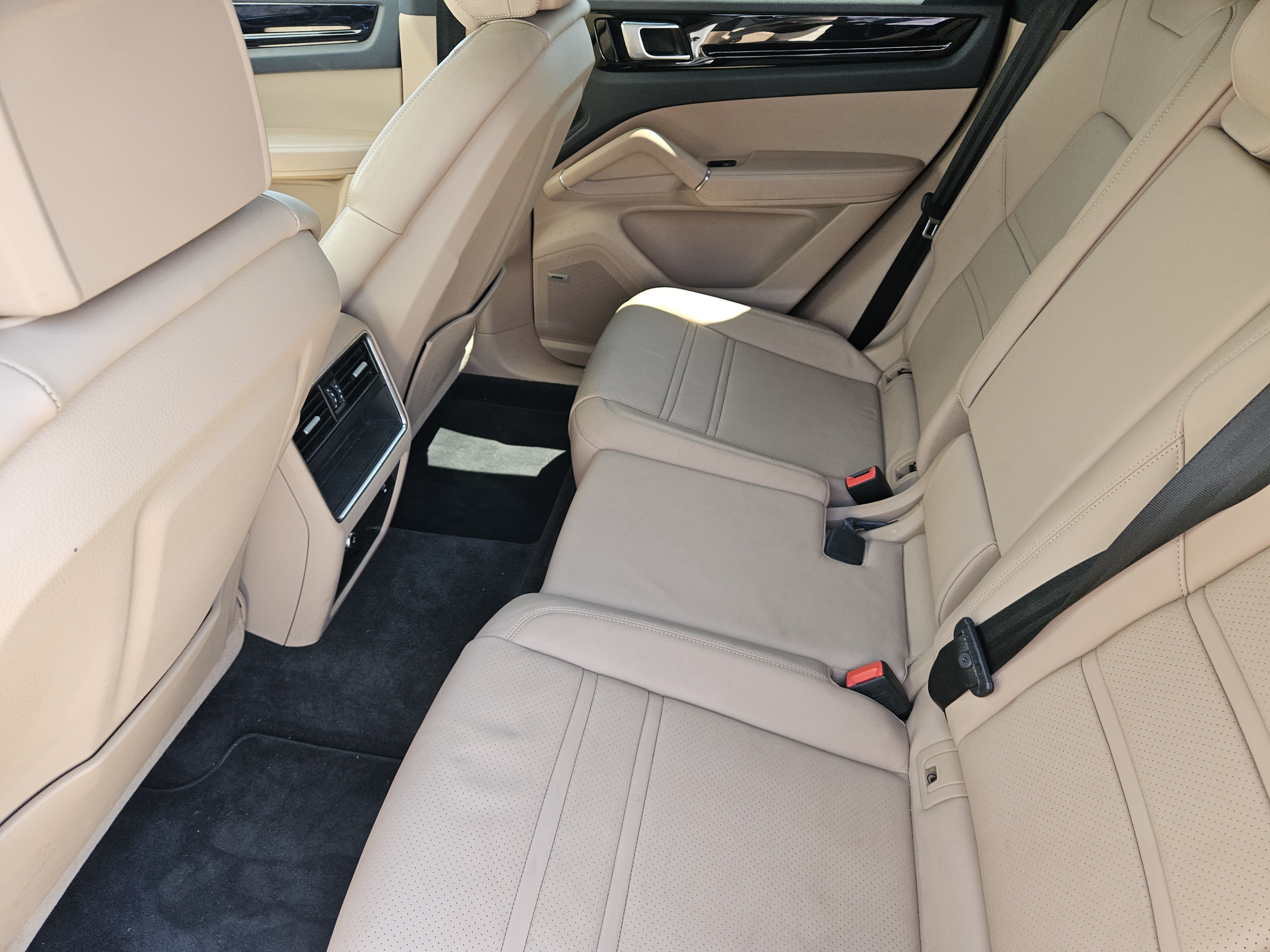 Certified 2021 Porsche Cayenne Coupe AWD/4WD image 28