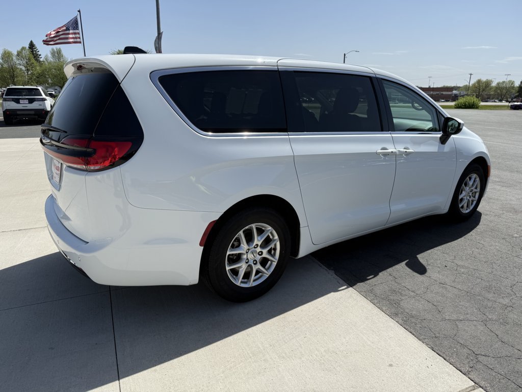 Used 2023 Chrysler Pacifica Touring-L FWD image 8