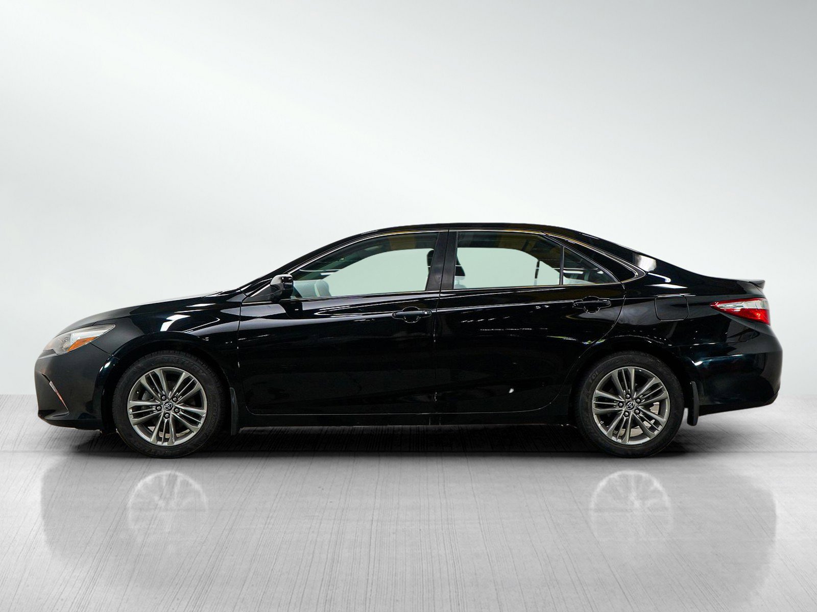 Used 2015 Toyota Camry SE FWD image 2
