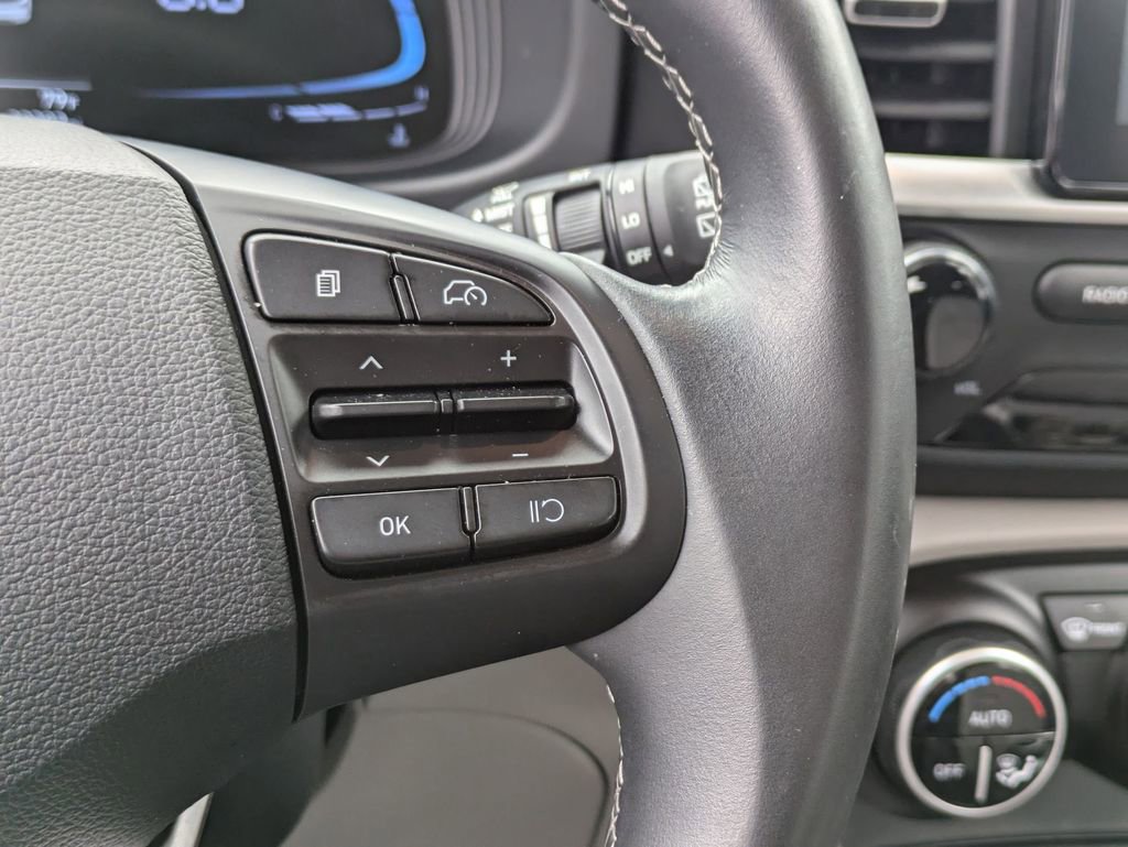 Used 2025 Hyundai Venue SEL image 20