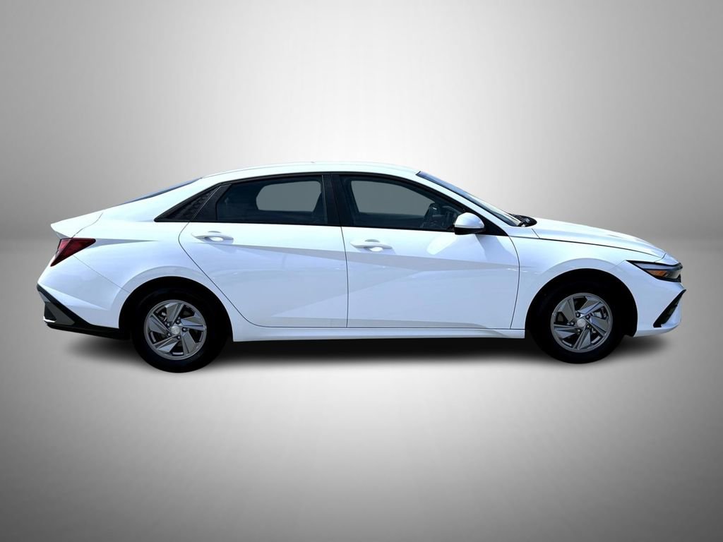 Used 2025 Hyundai Elantra SE image 4
