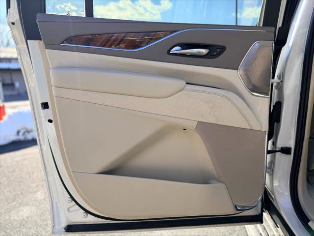 Used 2024 Cadillac Escalade ESV Sport Platinum w/ LPO, ONYX Package AWD/4WD image 17