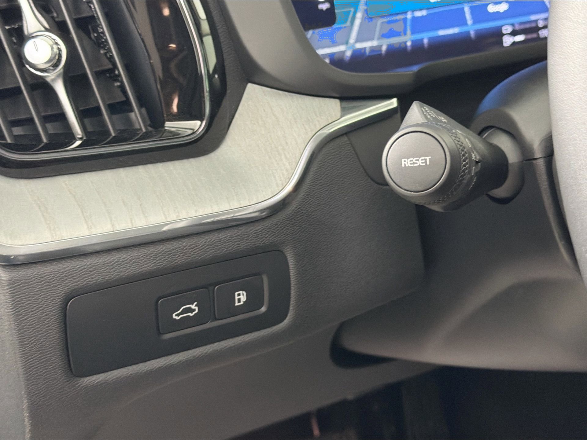 Certified 2025 Volvo XC60 T8 Plus w/ Protection Package Premier image 11