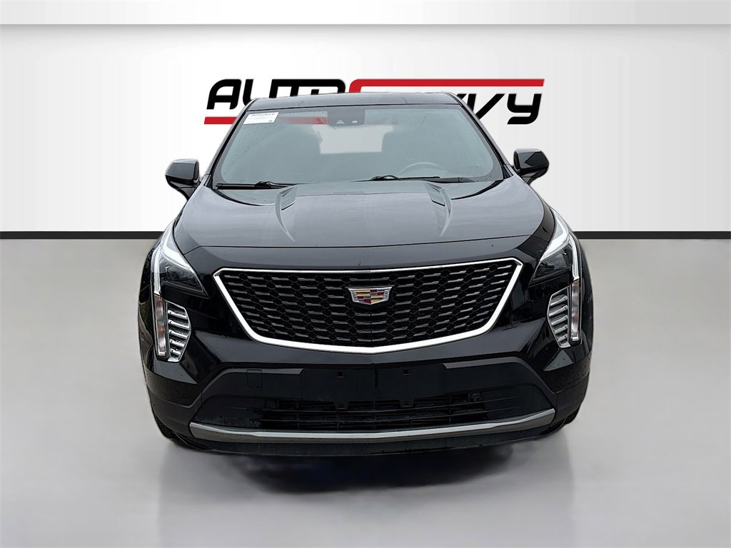 Used 2022 Cadillac XT4 Luxury w/ Cold Weather Package image 2