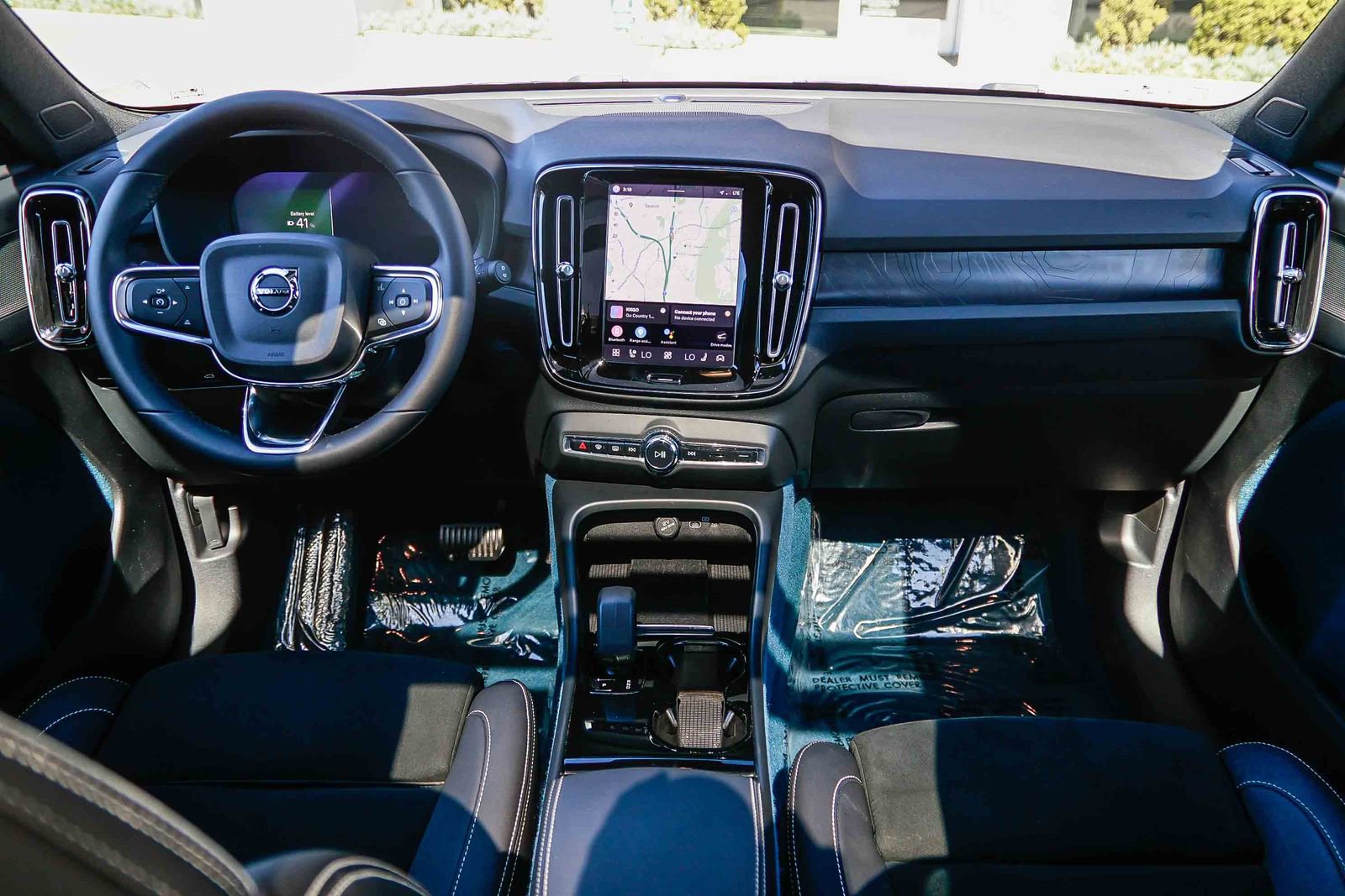 Used 2023 Volvo XC40 Recharge Plus image 14