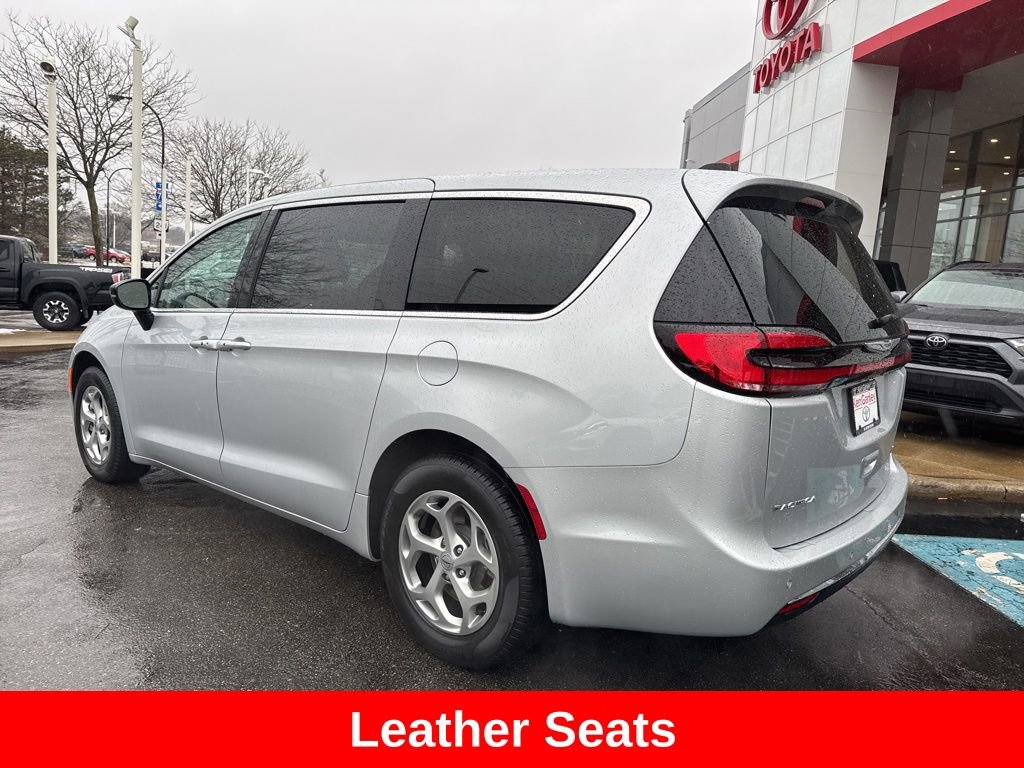 Used 2024 Chrysler Pacifica Limited image 5