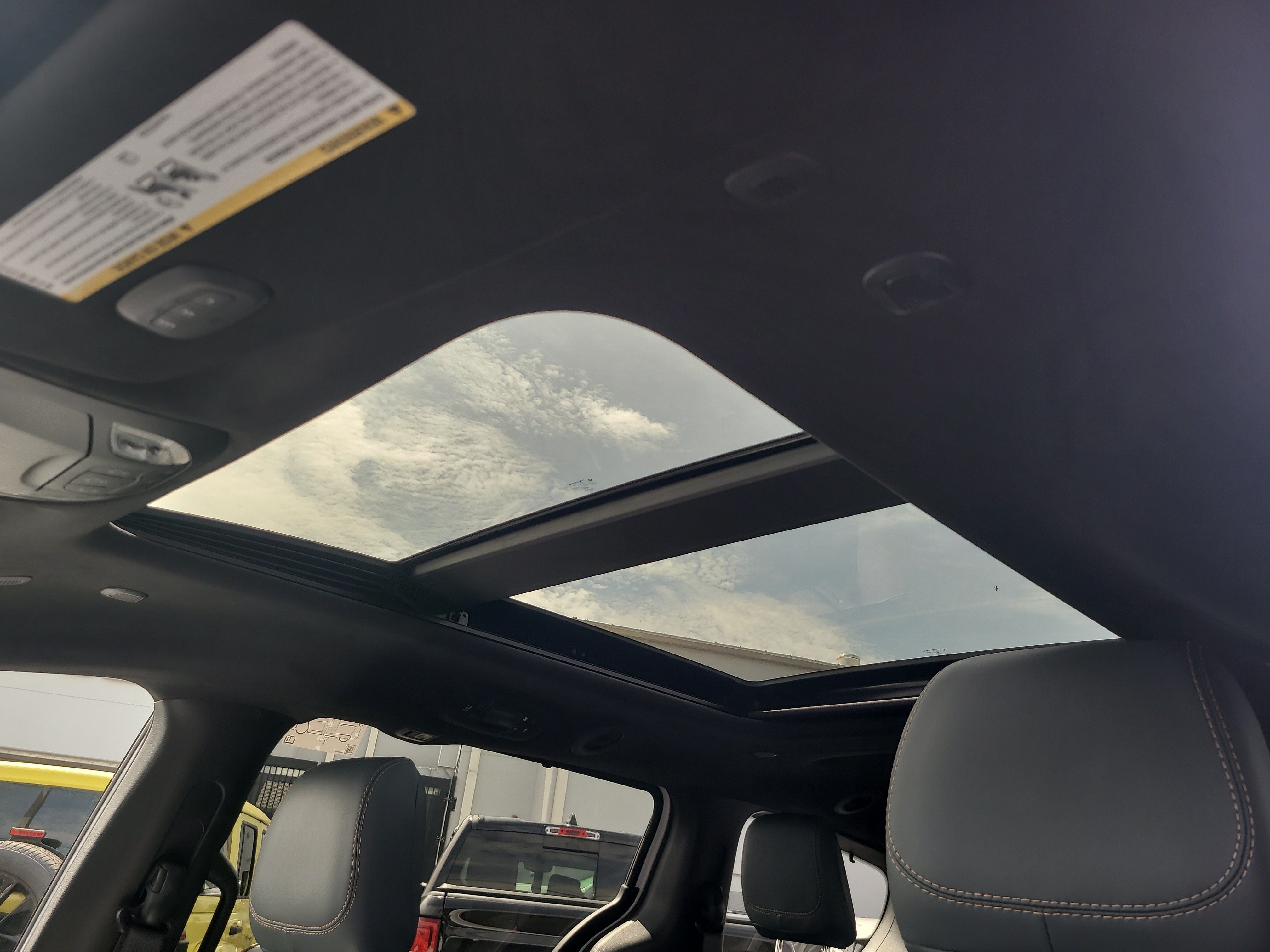New 2027 Chrysler Pacifica Pinnacle w/ Theater Group FWD image 16