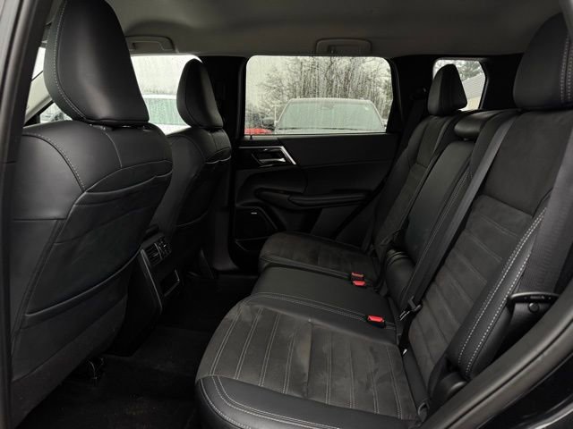 Used 2025 Mitsubishi Outlander SE image 19