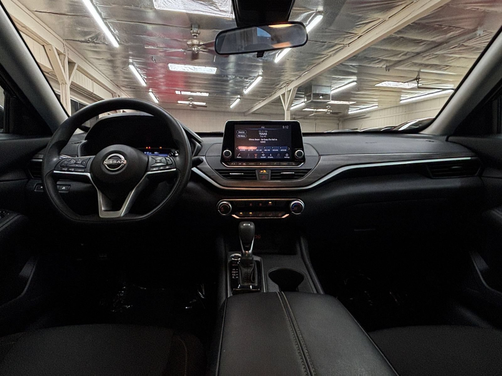 Used 2025 Nissan Altima 2.5 SV FWD image 32
