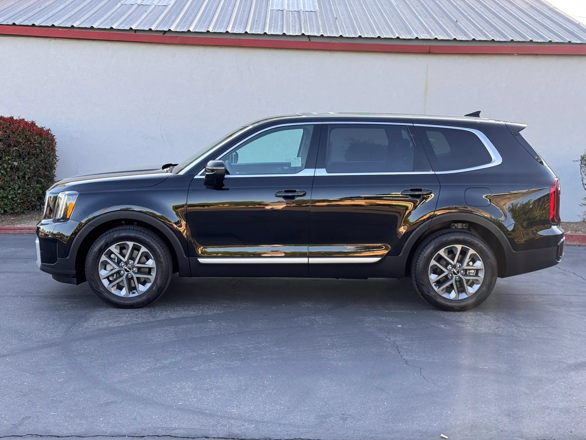 Used 2025 Kia Telluride LX FWD image 3