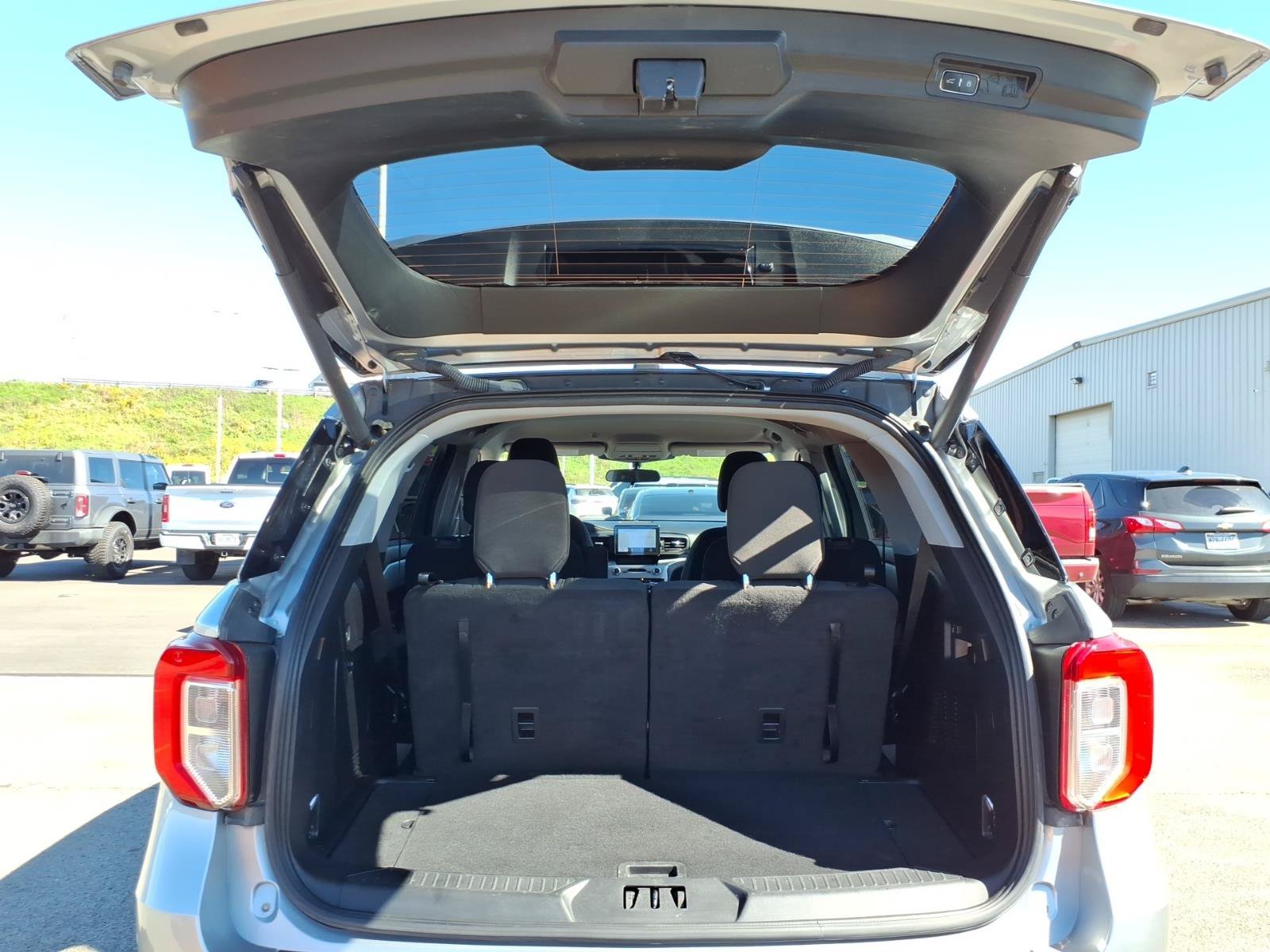 Used 2023 Ford Explorer XLT AWD/4WD image 11