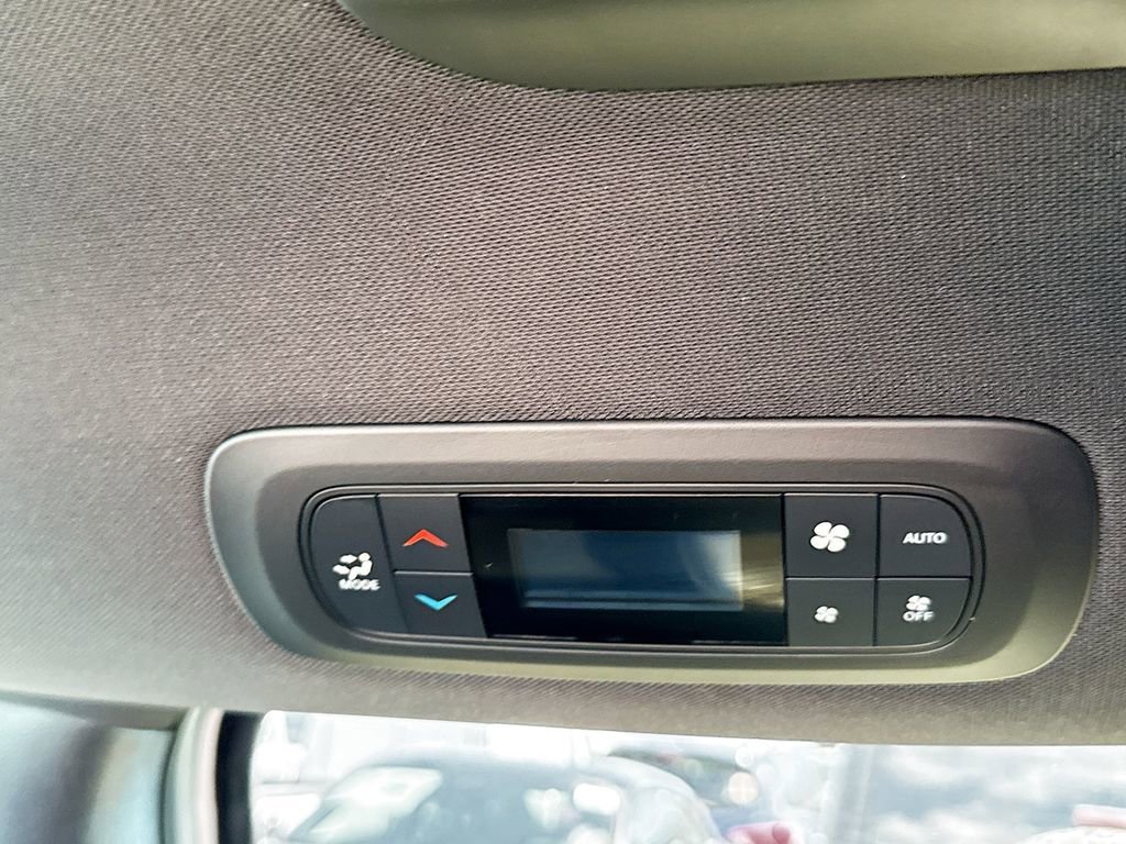 Used 2026 Chrysler Pacifica Select image 29