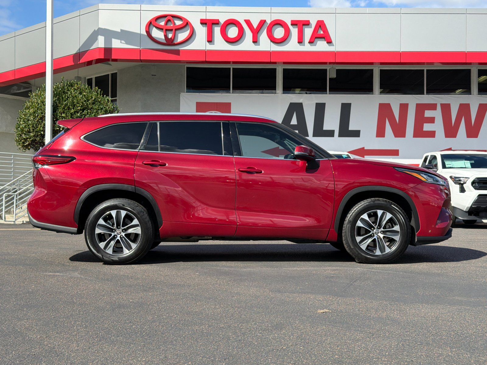 Used 2020 Toyota Highlander XLE FWD image 6