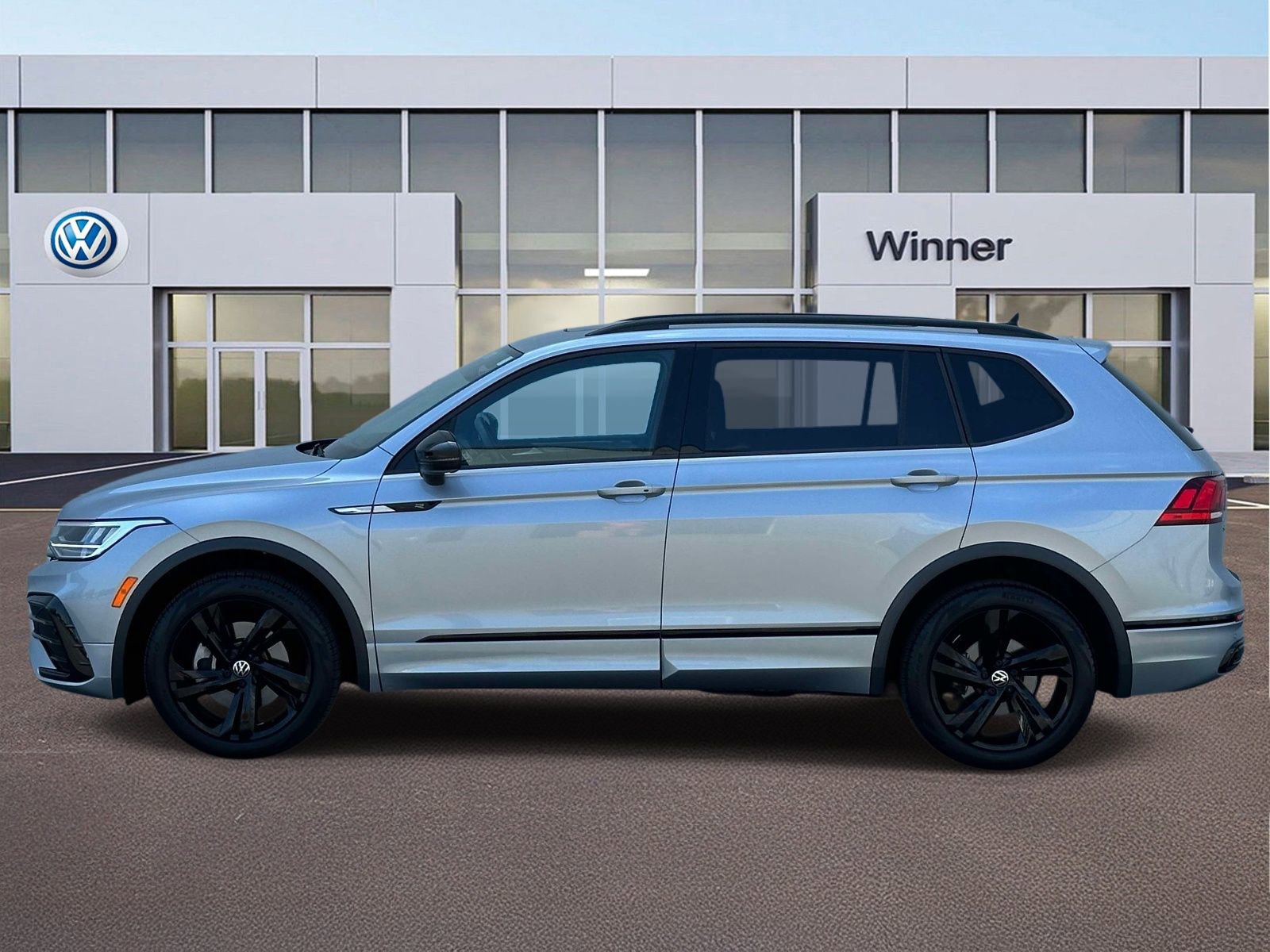 Used 2023 Volkswagen Tiguan SE R-Line AWD/4WD image 2