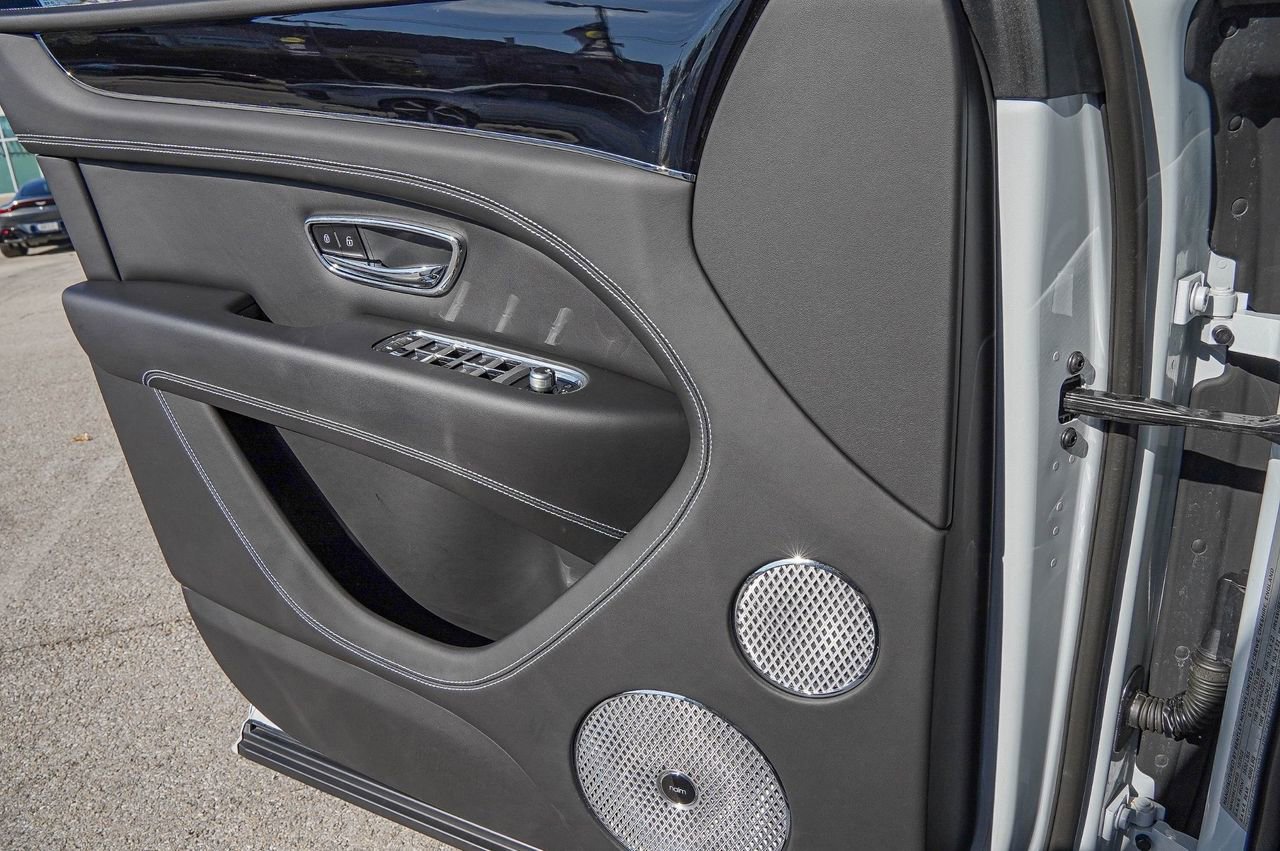 Used 2023 Bentley Bentayga image 33