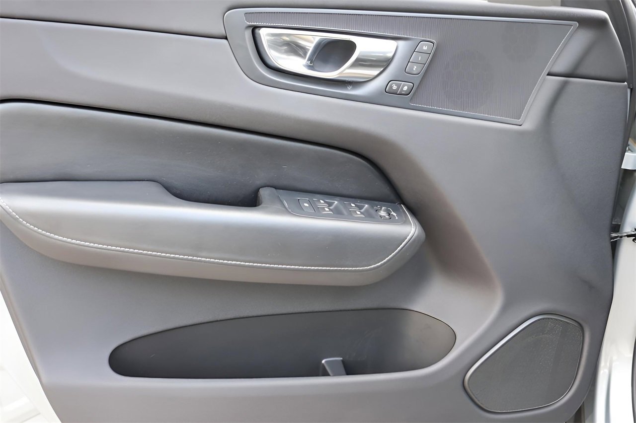 Used 2018 Volvo XC60 T8 R-Design w/ Vision Package image 10