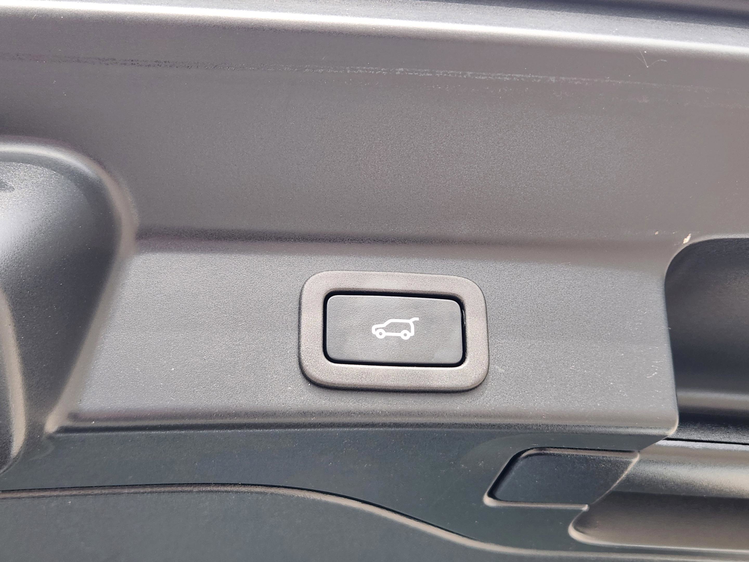 Used 2022 Jaguar F-PACE SVR image 30