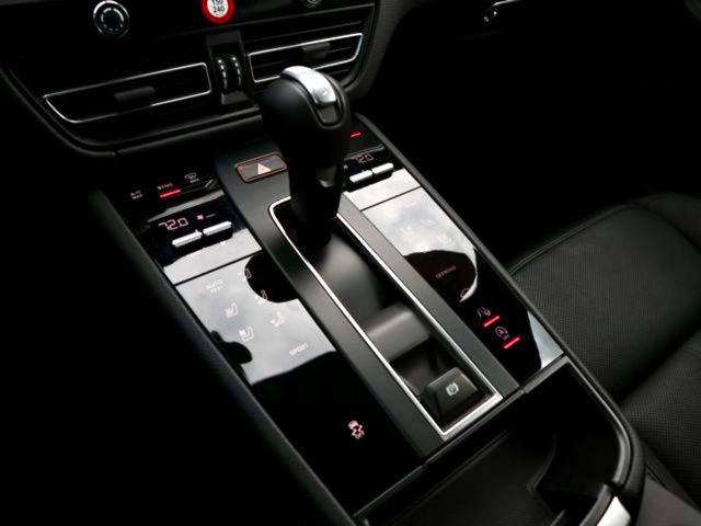 Certified 2024 Porsche Macan image 19