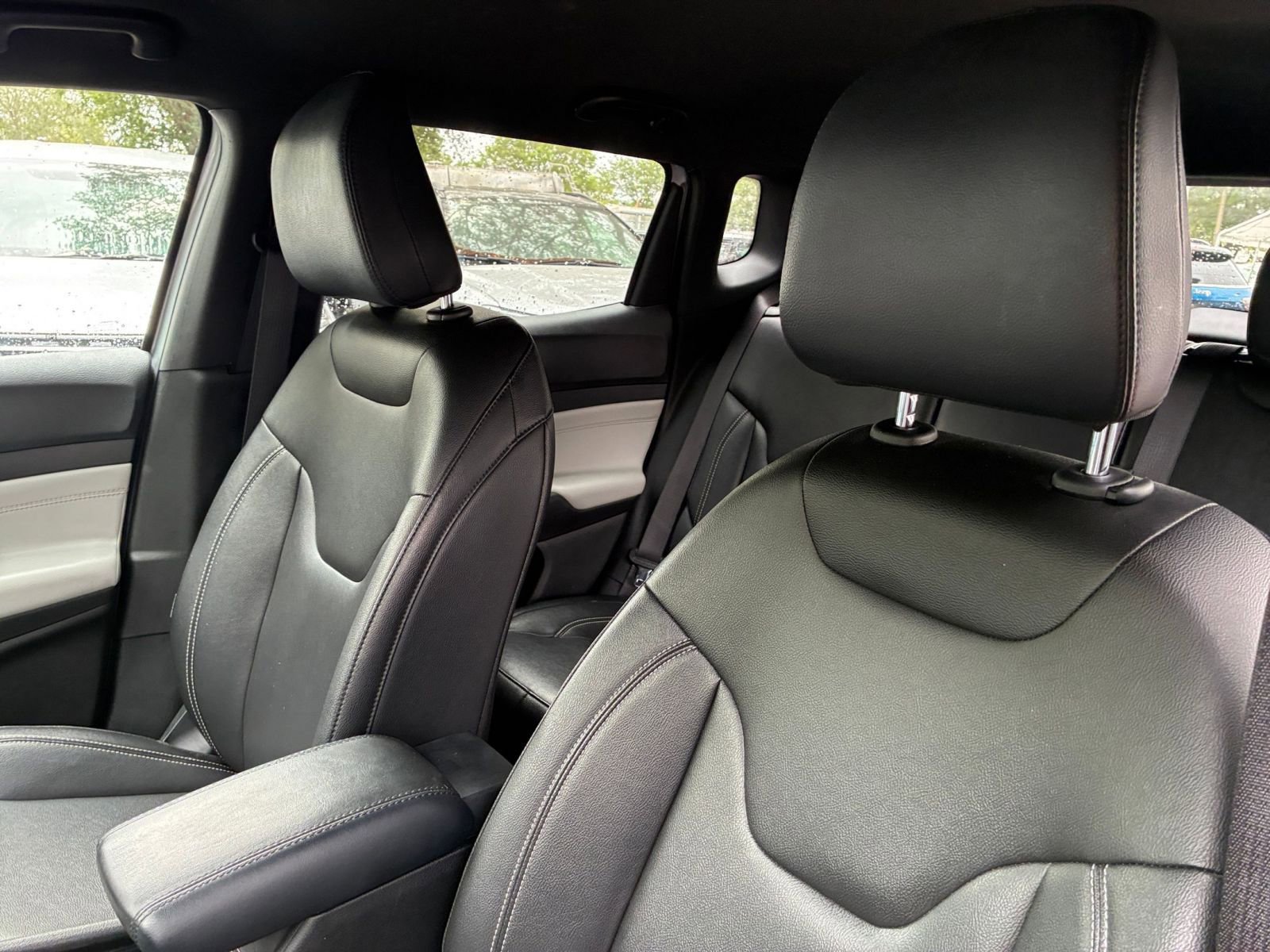 Used 2025 Jeep Compass Limited image 36