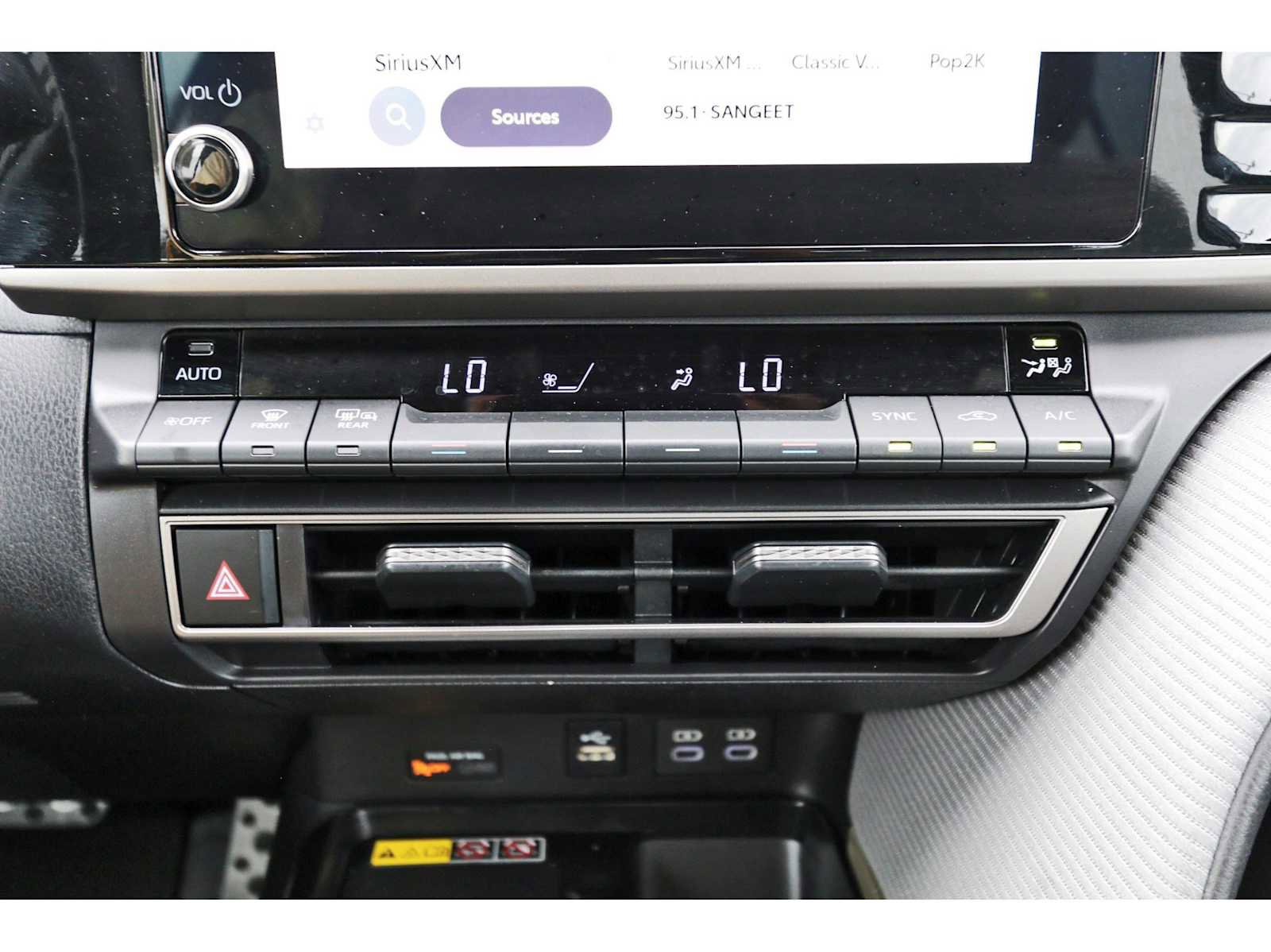 Used 2025 Toyota Camry SE w/ Convenience Package image 24