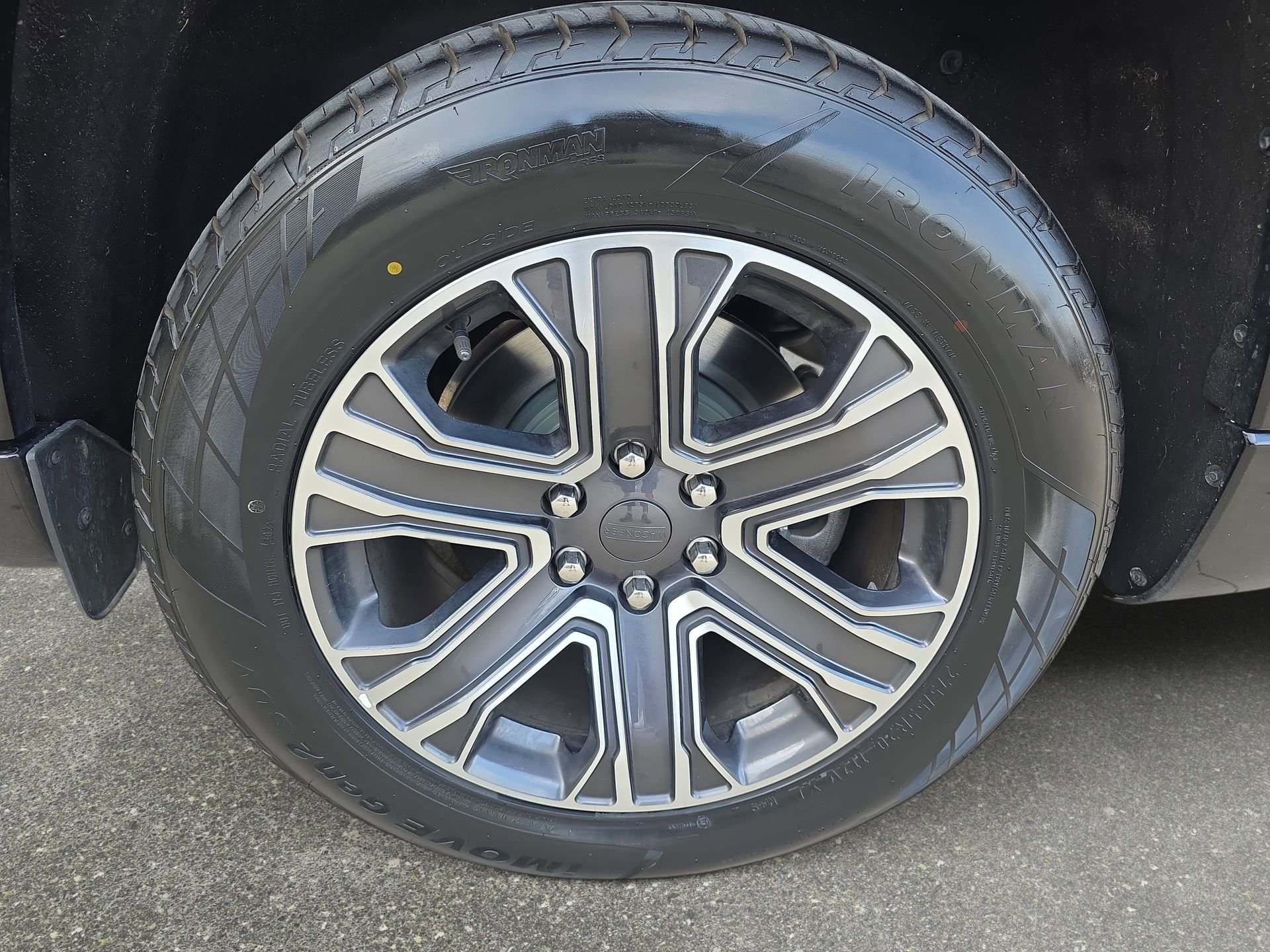 Used 2024 Jeep Wagoneer L Series II RWD image 30