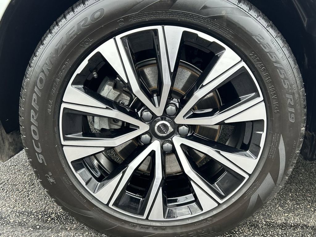 Certified 2023 Volvo XC60 B5 Plus w/ Climate Package image 10