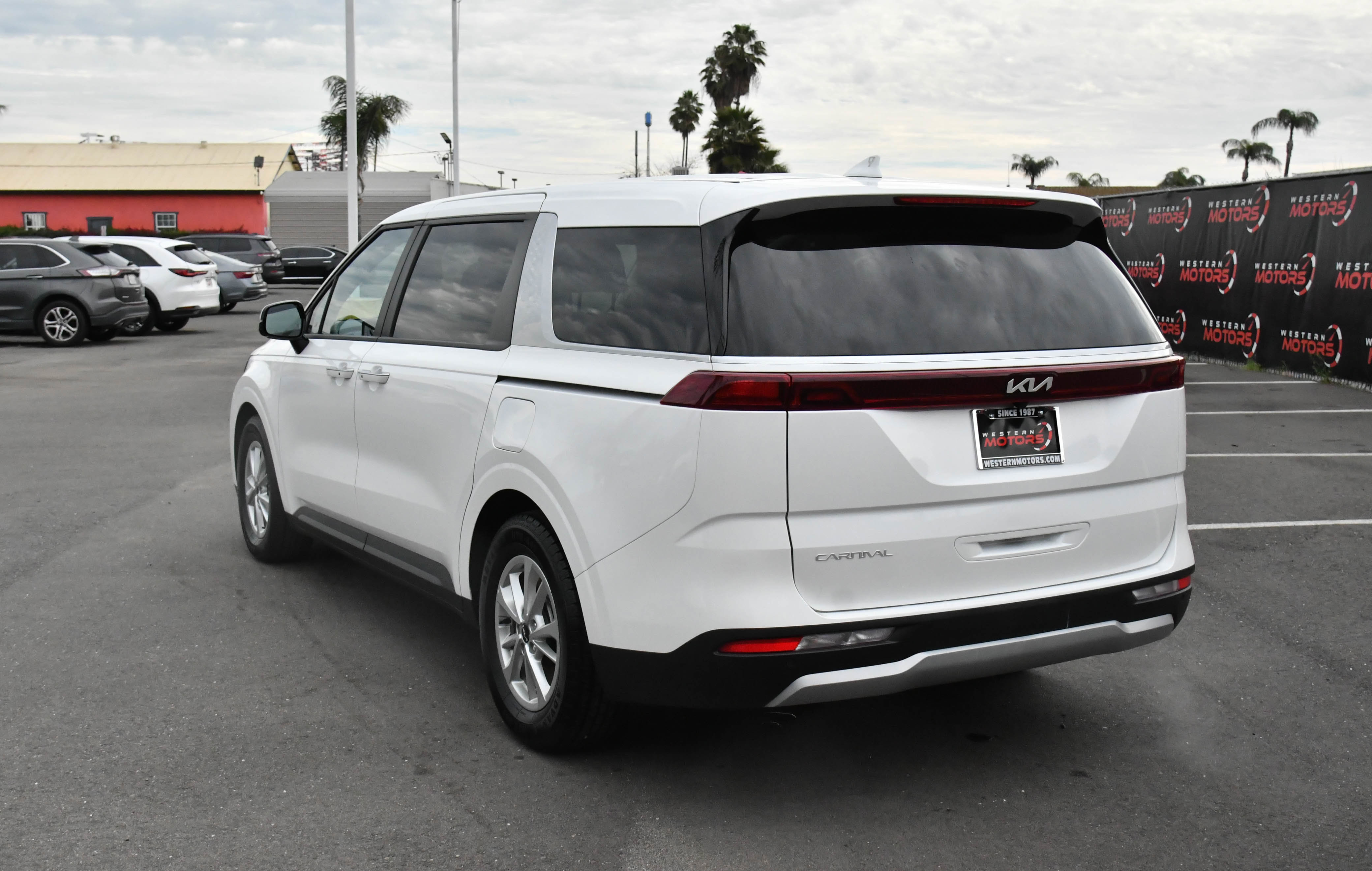 Used 2024 Kia Carnival LX image 6