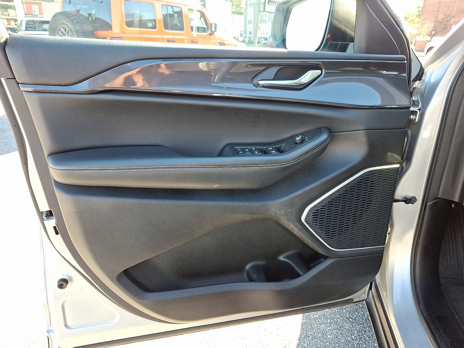 Used 2021 Jeep Grand Cherokee L Laredo w/ Luxury Tech Group I image 23