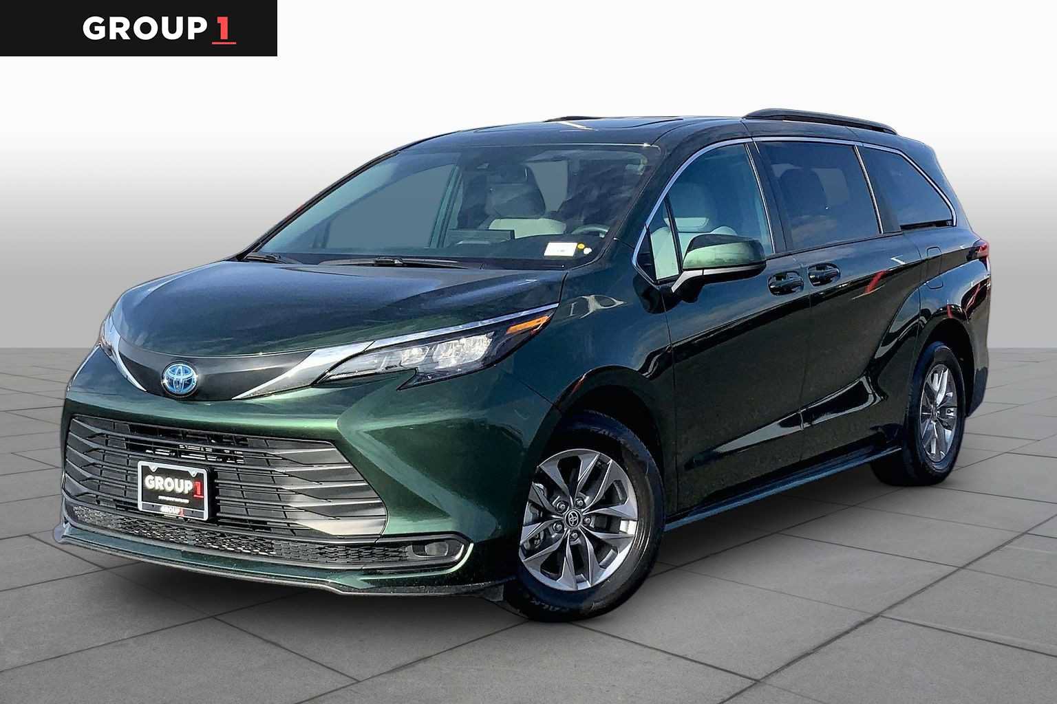 Used 2025 Toyota Sienna LE w/ LE Plus Package FWD image 1