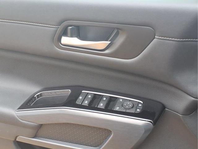 Used 2025 Nissan Pathfinder SL AWD/4WD image 16