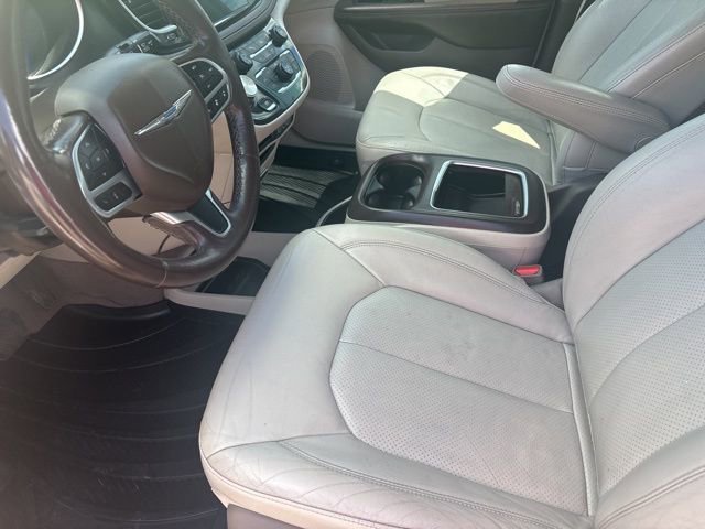 Used 2021 Chrysler Pacifica Touring-L FWD image 9