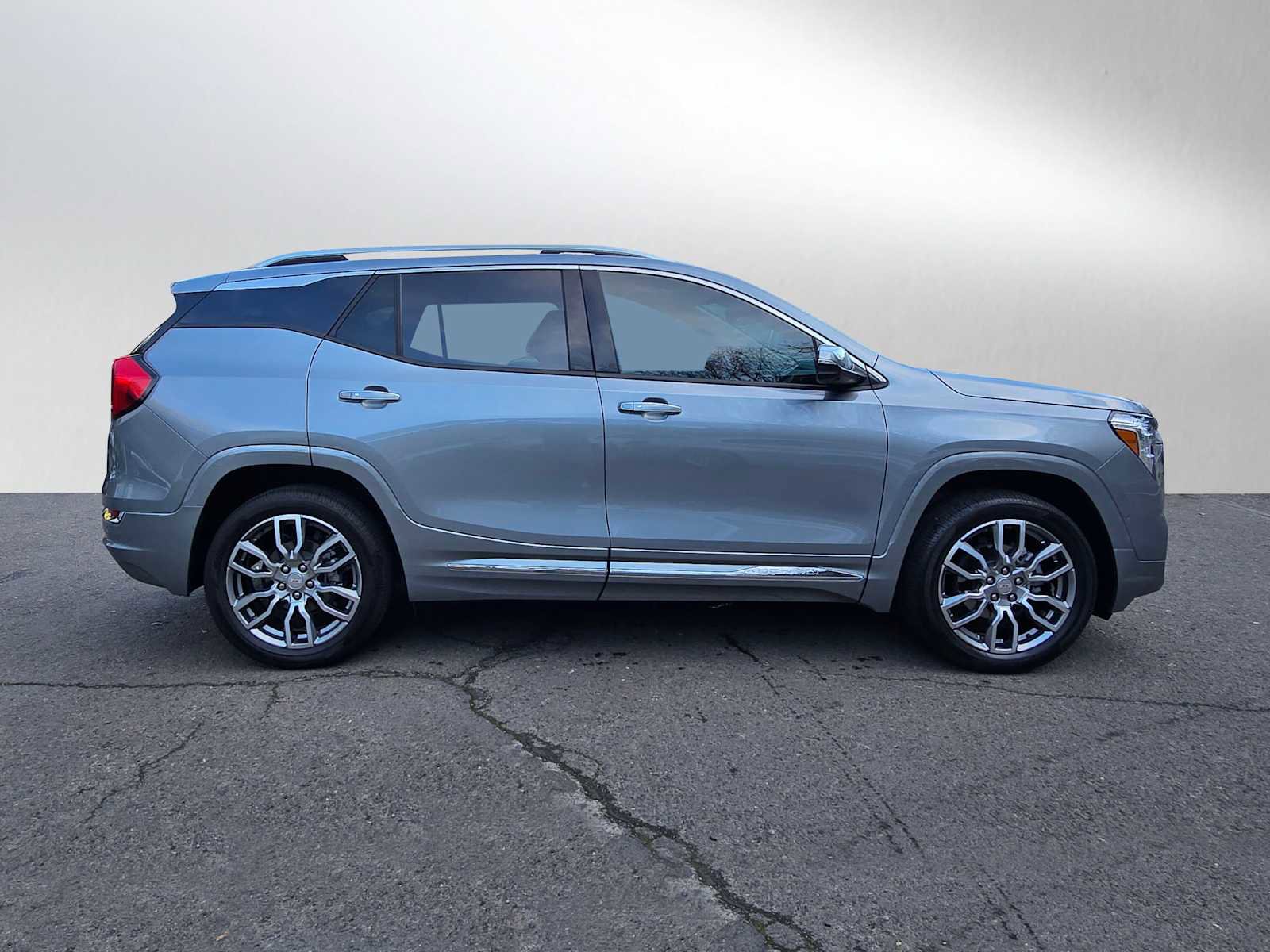 Used 2024 GMC Terrain Denali w/ Denali Premium Package image 2