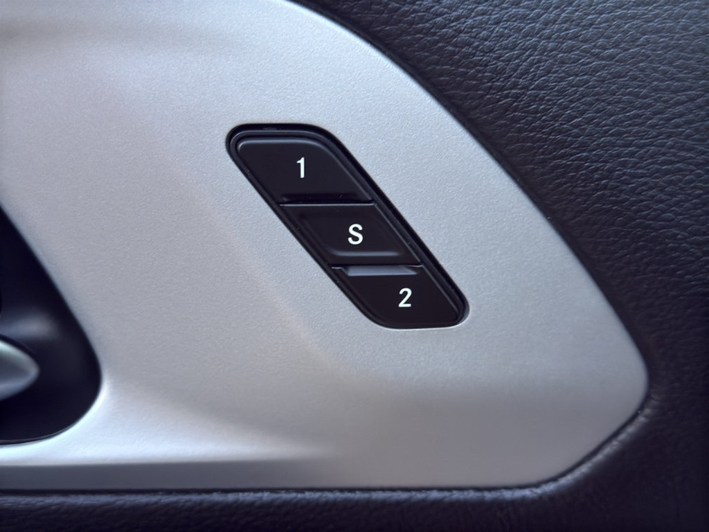 Used 2025 Chrysler Pacifica Limited FWD image 12